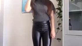 国产美女皮裤网页视频,时尚与性感并存