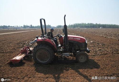 国产拖拉机三铧犁视频,高效农业机械化新篇章